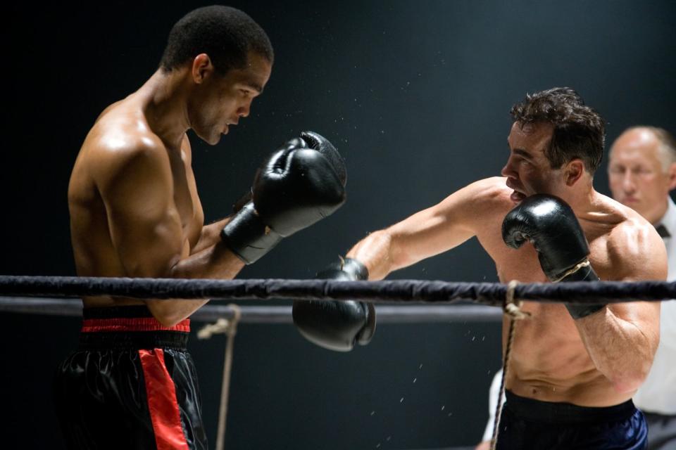 Im Biopic "Max Schmeling" (2010) von Regisseur Uwe Boll, das auch ein Historiendrama aus finsterer Zeit ist, steht ein deutscher Jahrhundertfight im Zentrum: "Gentlemanboxer" Henry Maske (rechts) verkörpert die deutsche Sportlegende Max Schmeling, die 1936 in New York gegen Joe Louis (Yoan Pablo Hernández) in den Ring stieg und gewann. (Bild: Central Film)