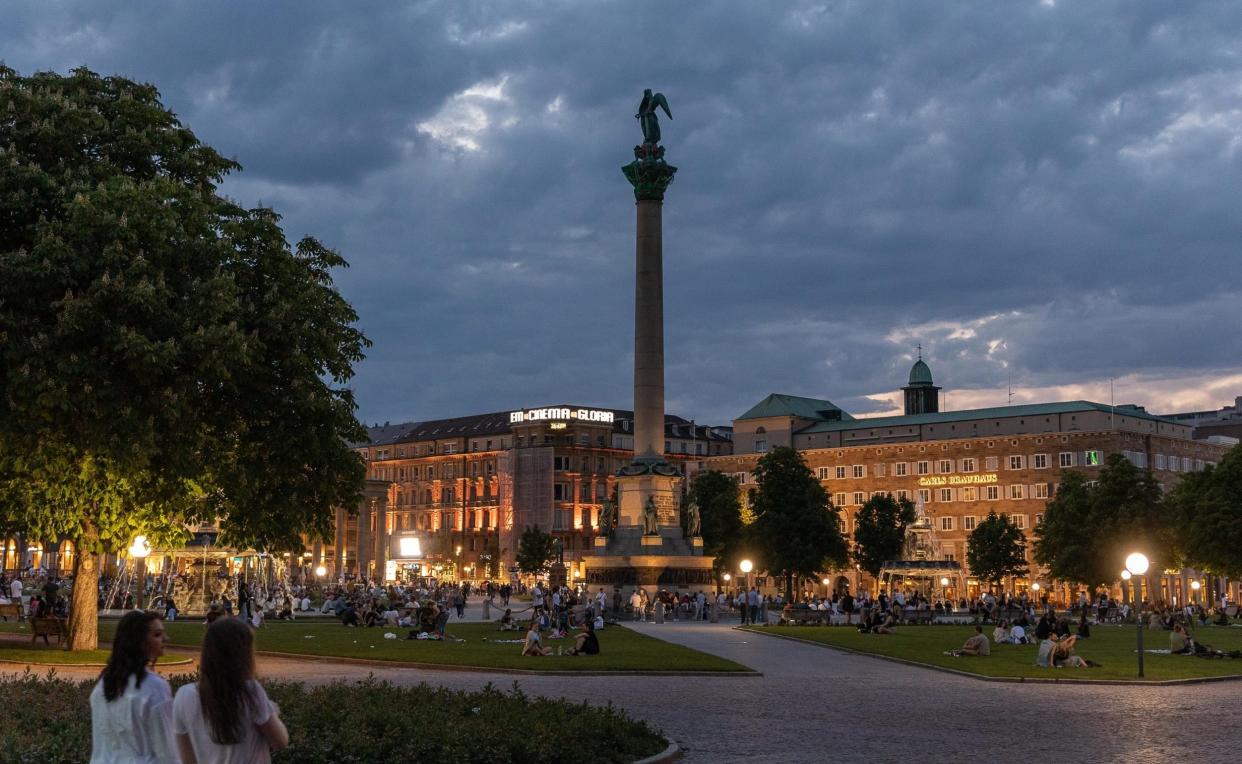 Der Schlossplatz in Stuttgart ist an lauen Sommerabenden gut besucht.