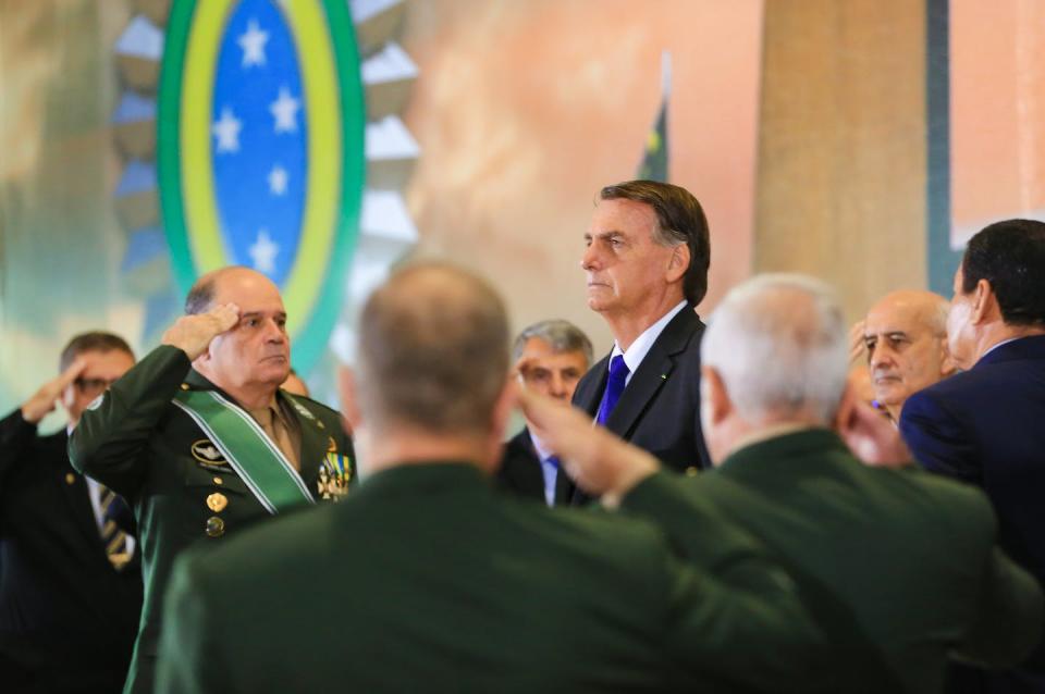 Jair Bolsonaro presidiendo un acto de promoción de oficiales del ejército brasileño en el Palacio de Planato, Brasilia, el 1 de diciembre de 2022. <a href="https://www.flickr.com/photos/palaciodoplanalto/52536288594/in/album-72177720304129884/" rel="nofollow noopener" target="_blank" data-ylk="slk:Clauber Cleber Caetano / Estevam Costa / PR" class="link ">Clauber Cleber Caetano / Estevam Costa / PR</a>