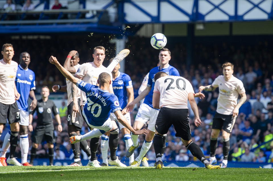 .. Liverpool (United Kingdom), 21/04/2019.- Everton's Richarlison scores the first goal during the English Premier League soccer match between Everton and Manchester United held at Goodison Park in Liverpool, Britain, 21 April 2019. (Reino Unido) EFE/EPA/PETER POWELL EDITORIAL USE ONLY. No use with unauthorized audio, video, data, fixture lists, club/league logos or 'live' services. Online in-match use limited to 120 images, no video emulation. No use in betting, games or single club/league/player publications