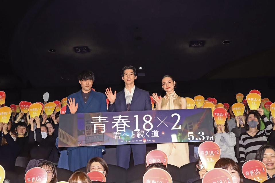 許光漢（中）、清原果耶（右）和導演藤井道人（左）出席《青春18X2通往有你的旅程》日本特映會。