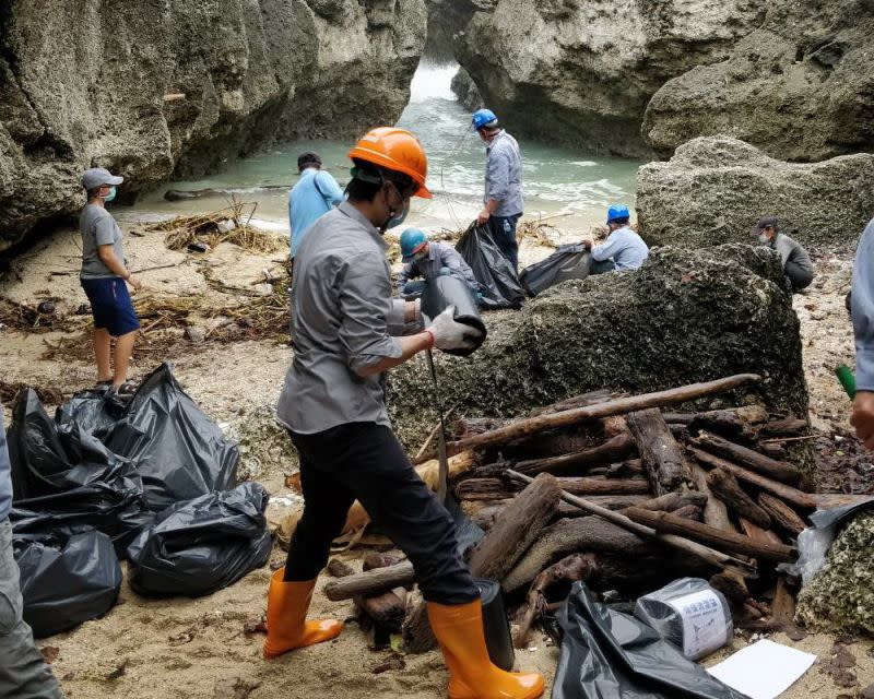 ▲台灣中油公司煉製事業部大林煉油廠高雄港外海2號浮筒發生油污洩漏事件，中油調派工作人員在小琉球岸際清除油污的情形。(資料照／記者黃守作攝)
