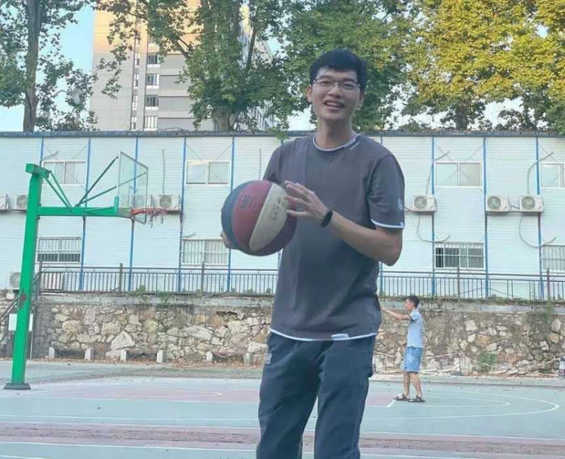 江奎經常打籃球，還有時間練腹肌。（圖／微博）