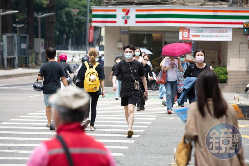 高溫雖緩降但炎熱，清晨、上午中部地區有局部短暫雷陣雨，午後近山區有局部雷陣雨。（本刊資料照）