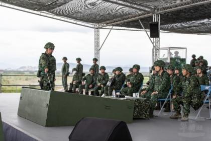 國防部長嚴德發9日視導聯合反登陸作戰實兵演練先期任務訓練。（軍聞社記者周力行攝）