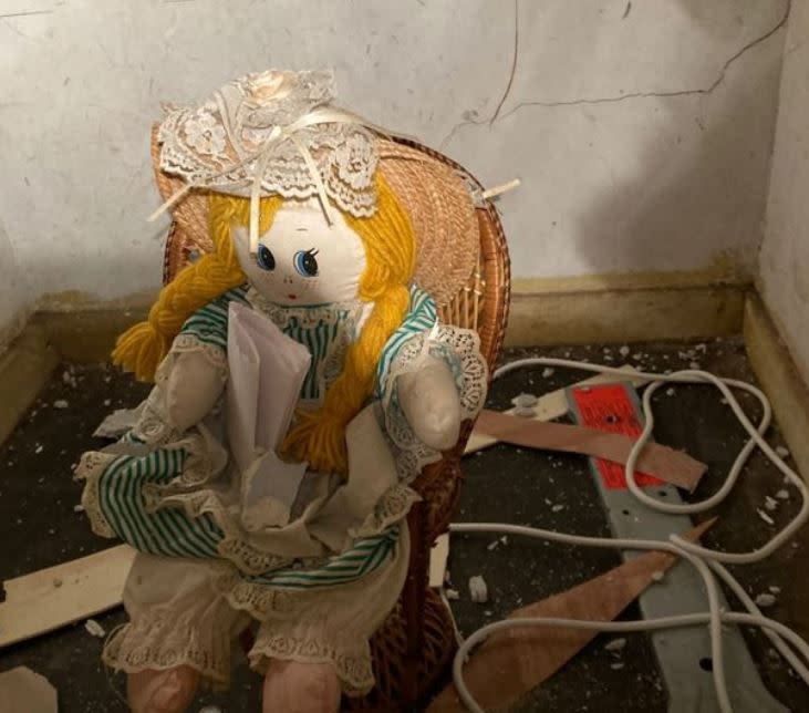 牆壁內有一個詭異的洋娃娃，懷裡還有一張紙條。（圖／翻攝自強納森臉書）