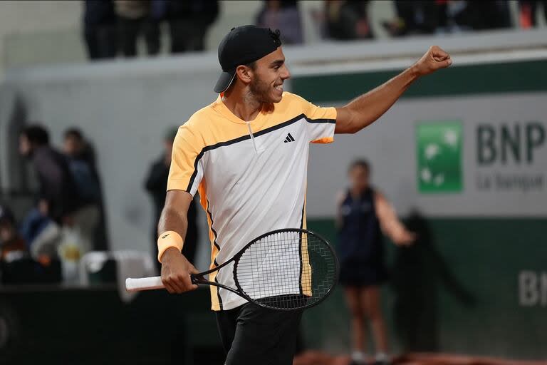 Francisco Cerúndolo soportó un inicio adverso y se instaló en la próxima ronda de Roland Garros