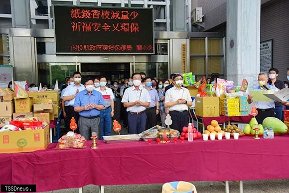 南投縣中元普渡祭拜，由縣長林明溱率同副縣長陳正昇、秘書長洪瑞智代表持香禮拜。(記者蔡榮宗攝)