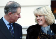 ARCHIVO - El príncipe Carlos, y su futura esposa Camila Parker Bowles, hablan en el jardín de la residencia real Clarence House, en Londres, el lunes 21 de febrero de 2005. (Stephen Hird, Pool Photo vía AP, Archivo)