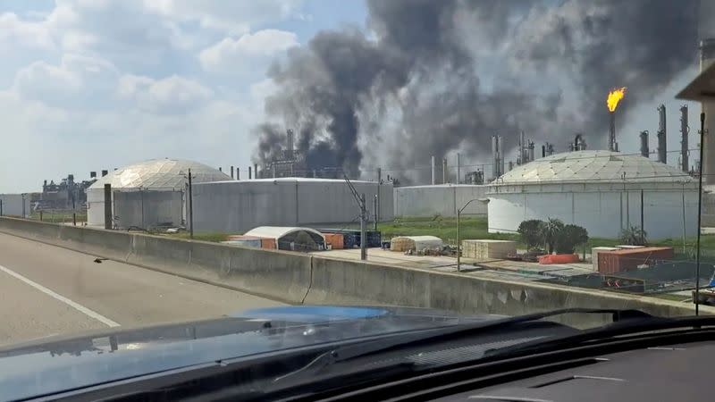 Foto del viernes obtenida de redes sociales de un incendio en una planta química de Shell en Deer Park