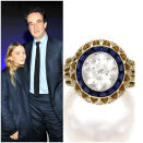 Au début de l’hiver 2014, Mary-Kate Olsen est photographiée arborant une superbe bague à son annulaire, qui attise la curiosité. À force de recoupements, les médias révèlent qu’il s’agit d’un bijou vintage de la marque Cartier serti d’un diamant central de 4 carats, encerclé de 16 saphirs et de pétales diamantés. Datant de 1953, l’objet précieux a été adjugé pour la somme de 81.250 dollars (près de 72.000 euros) lors d’une vente aux enchères chez Sotheby’s. C’est le magazine <em>US Weekly</em> qui confirme que le couple s’est bel et bien fiancé après qu’Olivier Sarkozy a fait sa demande le jour de la Saint-Valentin. <em>©Getty Images/Sotheby’s</em>