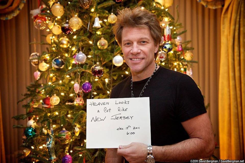 Jon Bon Jovi nahm es 2011 ebenfalls mit Humor: Auf die Nachricht hin, dass er in einem Hotelzimmer in New Jersey tot aufgefunden worden sei, meldete er sich kurz darauf bei Facebook und Twitter. Der Sänger postete ein Foto von sich, das ihn mit einem Zettel in der Hand zeigt, auf dem geschrieben steht: "Der Himmel hat große Ähnlichkeit mit New Jersey." (Bild: David Bergman / DavidBergman.net)