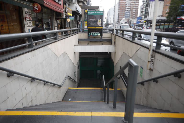 La entrada a la estación Congreso de Tucumán está cerrada