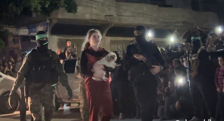 Mia Leimberg y su perra Bella, en el momento de ser liberada por milicianos de Hamas