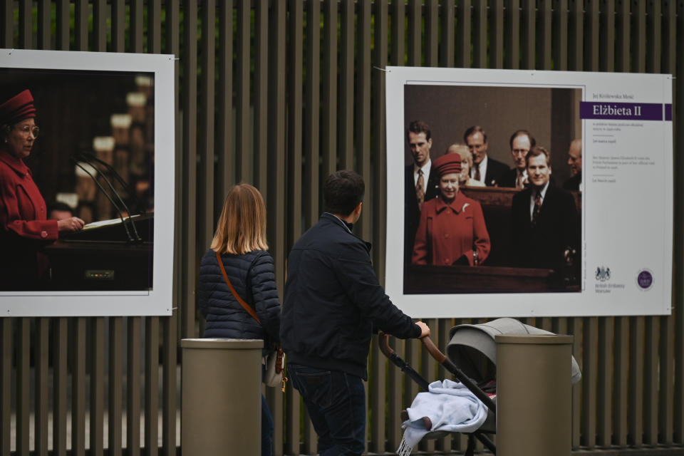 <p>In der britischen Botschaft in Warschau steht ein Kondolenzbuch für Bürger bereit, und vor dem Gebäude wird mit einer Fotoausstellung an die verstorbene Monarchin erinnert. (Bild: Artur Widak/Anadolu Agency via Getty Images)</p> 