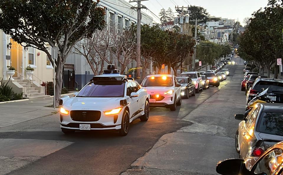 Ein selbstfahrendes Taxi von Waymo blockiert den Verkehr in San Francisco. "Sie wurden selbstgefällig", sagt Cummings. "Sie haben ihre Sicherheitskultur verloren." - Copyright: Terry Chea/AP