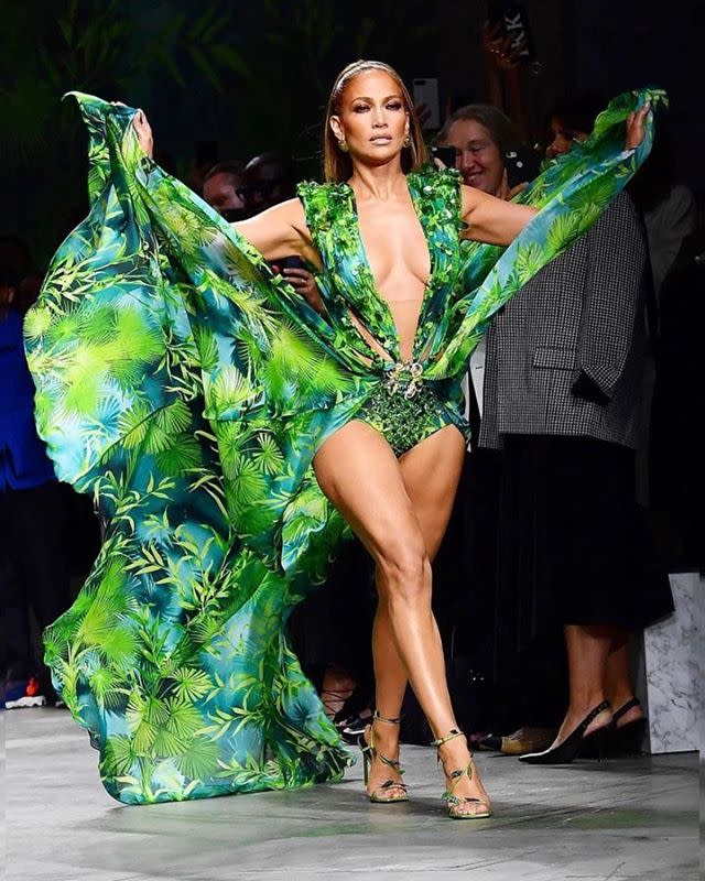 7) Jennifer Lopez Dons That Versace Dress... Again