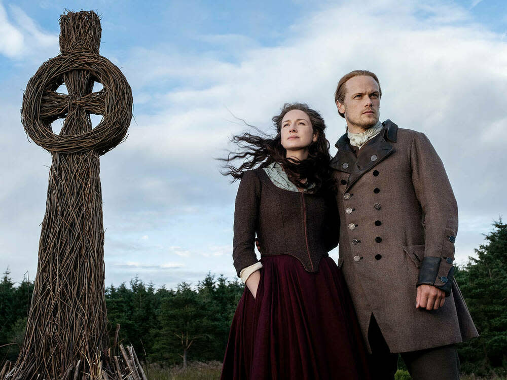 Caitriona Balfe und Sam Heughan spielen die Hauptrollen in der Erfolgsserie "Outlander", die auf Diana Gabaldons Highland-Saga basiert. (Bild: imago images/ZUMA Press)