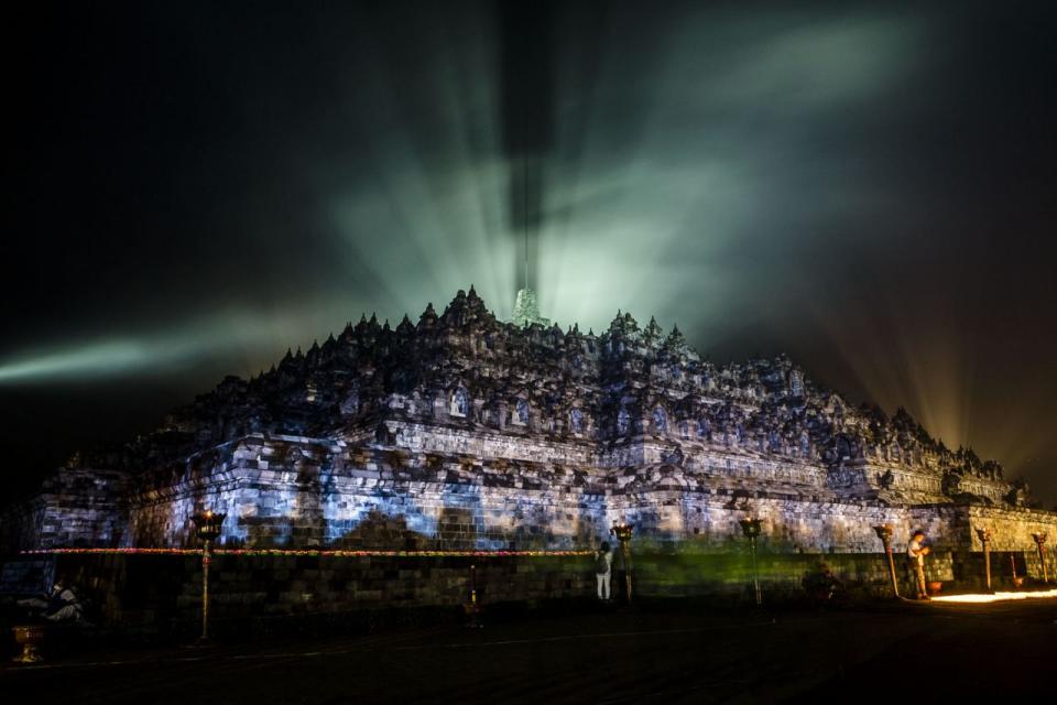 Der Borobudur-Tempel wird während der Feierlichkeiten des Vesak-Tages in Java, Indonesien, aufwendig illuminiert. Der Vesak wird während des Vollmondes im Mai oder Juni rund um drei buddhistische Tempel abgehalten. Pilger wandern von Mendut nach Pawon bis nach Borobudur. Der Feiertag zelebriert die Geburt, den Aufstieg ins Nirvana und das Ableben von Siddhartha Gautama, dem Begründer des Buddhismus. (Bild: Ulet Ifansasti/ Getty Images)