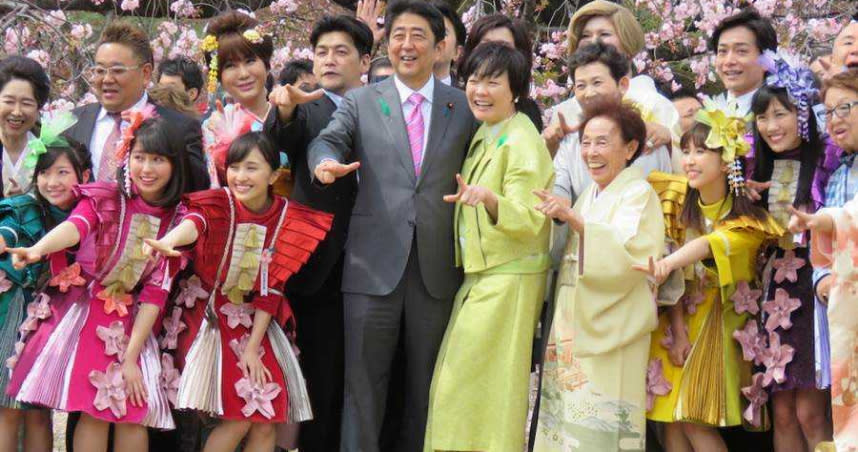 日本首相安倍晉三攜昭惠夫人於2017年在新宿御苑辦的賞櫻會。示意圖與本案無關。（圖／報系資料照）