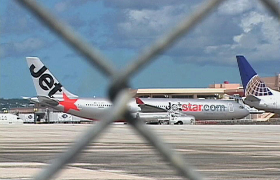 Die Fluglinie Jetstar hat sich mittlerweile entschuldigt weil sie eine Influencerin vom Flug ausschließen wollte, die angeblich zu freizügig angezogen war (Bild: REUTERS/Kuam TV via Reuters TV)