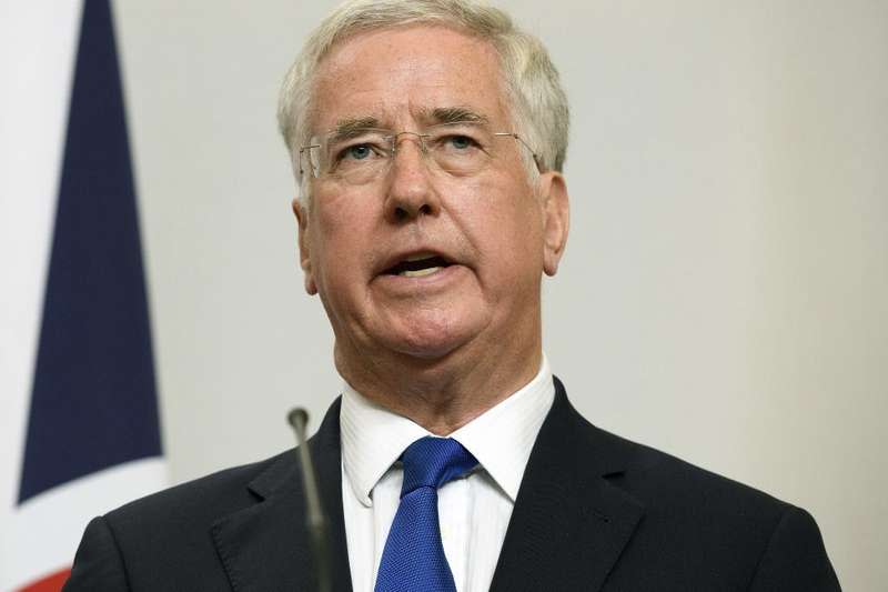 英國前國防部長法隆（Michael Fallon）深陷性騷擾指控，黯然下台。（美聯社）