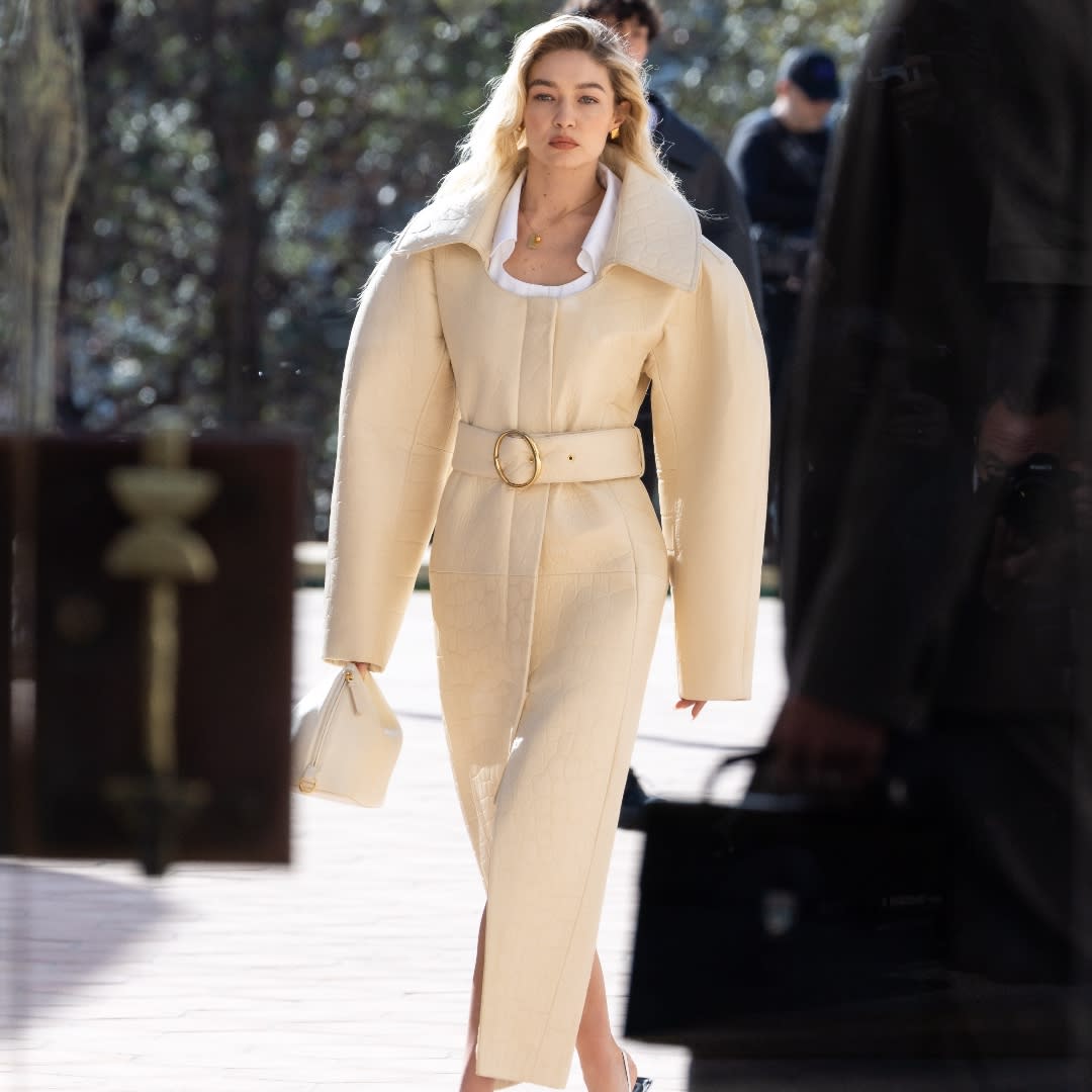  Gigi Hadid, celebrity fashion, celebrity style, Jacquemus, pumps, jacket, trench coat, coat, heels, high heels, runway, fashion show. 