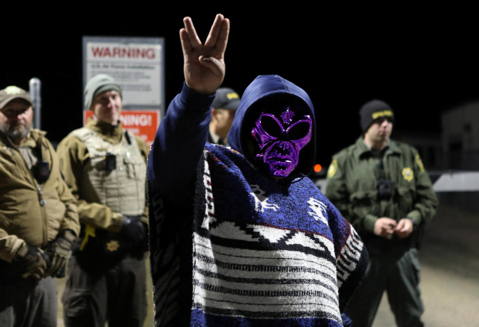 Un asistente usa una máscara alienígena en la puerta del Área 51 en Rachel, donde se espera una gran afluencia de turistas. Nevada, EEUU, 20 de septiembre de 2019. REUTERS / Jim Urquhart