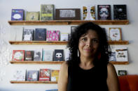 En esta foto del 3 de noviembre de 2018, Celene Navarrete posa en su negocio LA Librería en Los Ángeles. El mercado de libros en español crece, pero la industria editorial solo responde de manera esporádica a esa demanda. Tres pequeñas empresas se han lanzado a llenar ese vacío, creadas por tres parejas de madres hispanas ante la escasez de libros en español para leer a sus niños. (AP Foto/Chris Carlson)