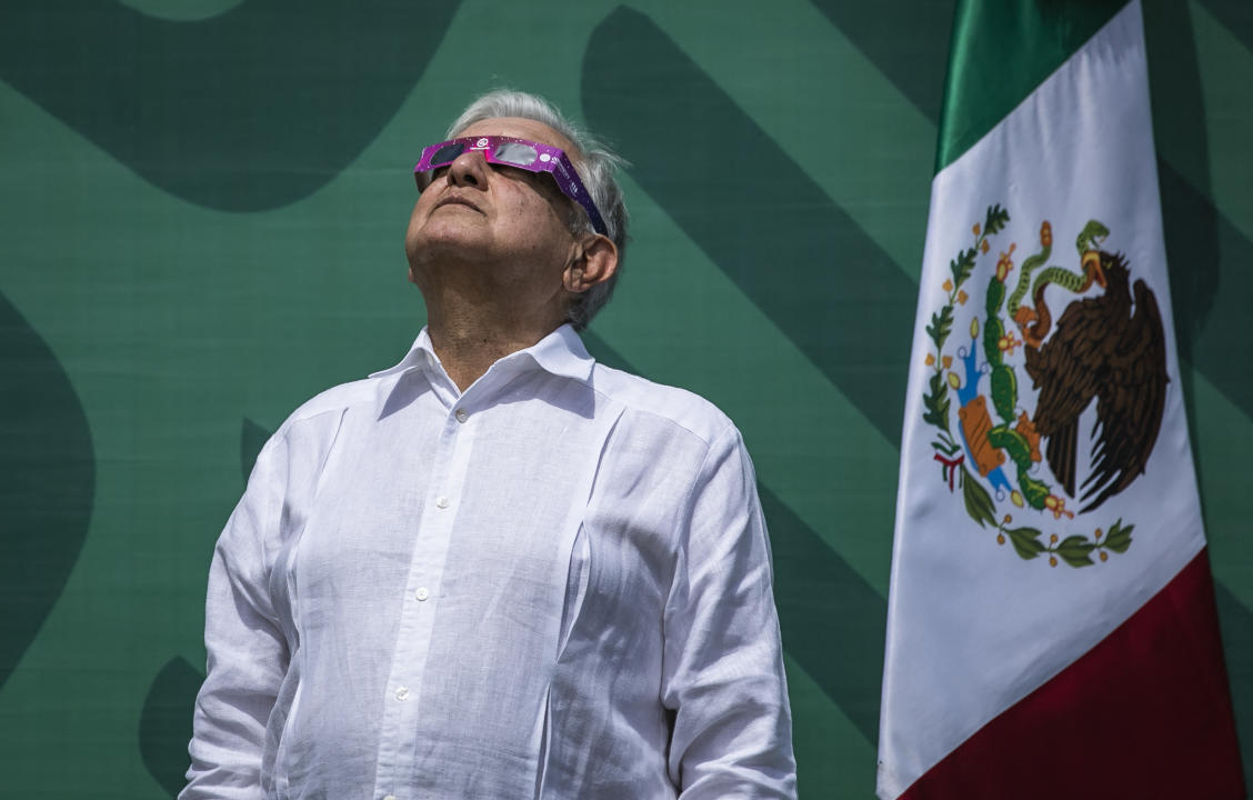 El presidente mexicano, Andrés Manuel López Obrador, usa gafas de sol especiales mientras observa un eclipse solar momentos antes de su totalidad, en Mazatlán, estado de Sinaloa, México, el 8 de abril de 2024. (Foto de Rashide FRIAS/AFP)