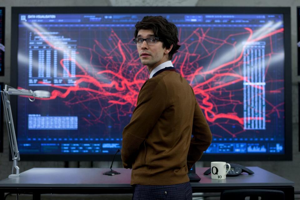 Was wäre James Bond ohne all seine fleißigen Helferlein wie etwa "Q"? Ben Whishaw spielt den Quartiermeister, der seinen Boss mit raffinierten technischen Geräten und Waffen versorgt, seit "Skyfall" (2012, Bild). Er ist der erste "Q", der deutlich jünger ist als Bond selbst. (Bild: 2011 Danjaq, LLC, United Artists Corporation, Columbia Pictures Industries, Inc. / Francois Duhamel)