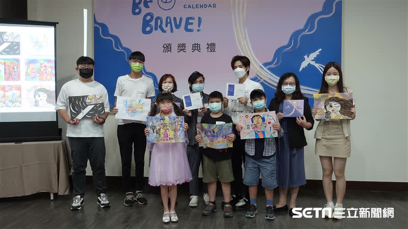 許多顱顏孩子都相當愛畫畫，羅慧夫顱顏基金會推出的「Be Brave！」2022公益桌曆，裡頭收錄了12件動人作品。（圖／記者張雅筑攝）