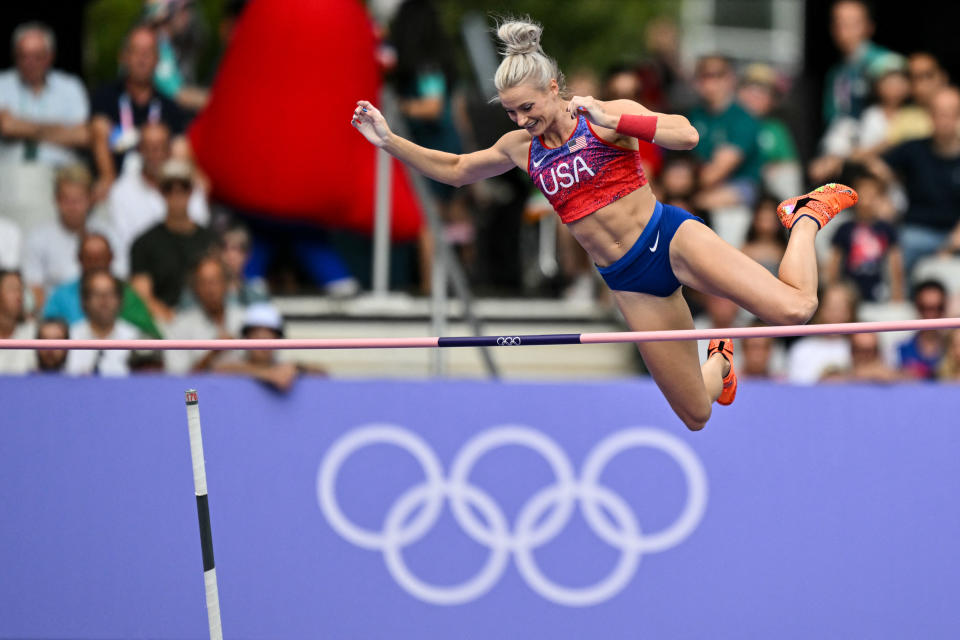 Katie Moon dari AS berlaga di final lompat galah putri cabang atletik di Olimpiade Paris 2024 di Stade de France di Saint-Denis, utara Paris, pada 7 Agustus 2024. (Foto oleh Andrej ISAKOVIC / AFP) (Foto oleh ANDREJ ISAKOVIC/AFP via Getty Images)