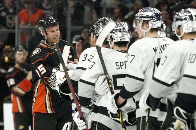 Watch Dustin Brown's sons enjoy chocolate milk in the Stanley Cup