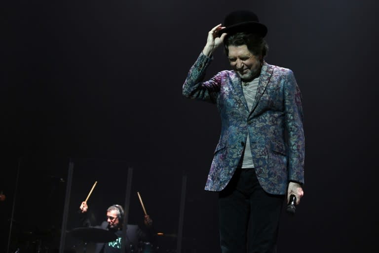 Joaquín Sabina saluda desde el escenario durante un concierto que dio en Montevideo junto a Joan Manuel Serrat, el 23 de noviembre de 2019 en la capital uruguaya (Pablo Porciúncula)