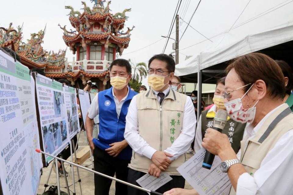 市長黃偉哲（左二）視察溪北的路平施工， 聽取工務局簡報。（市府提供）