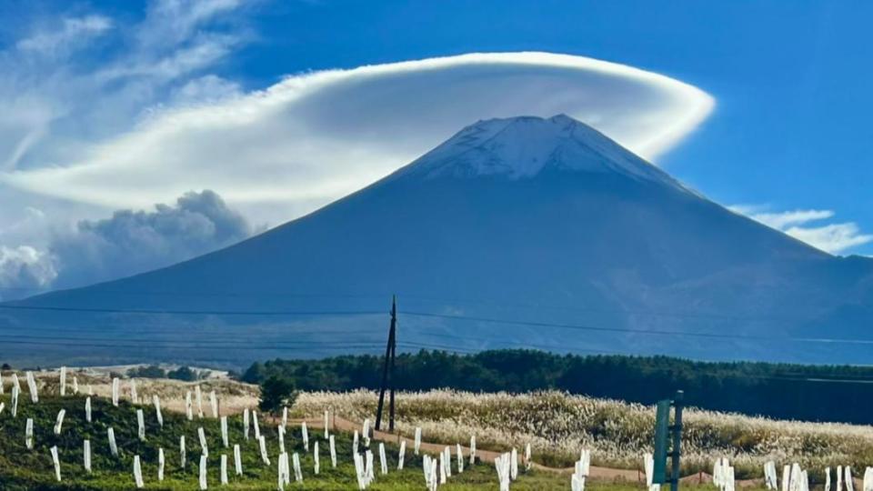 富士山頂出現巨大斗笠雲。（圖／翻攝自X@O7o26MrT6Ht79i1）