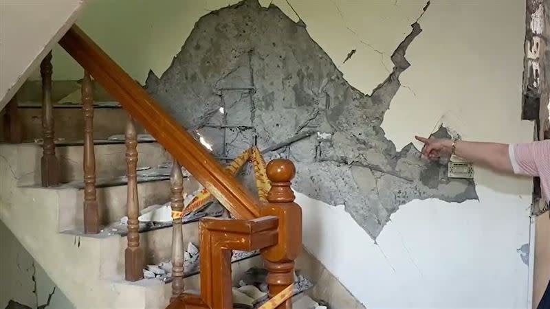桃園中壢某社區也因地震，樓梯間裸落鋼筋，牆面還破了一個大洞。（圖／記者張昱傑攝影）