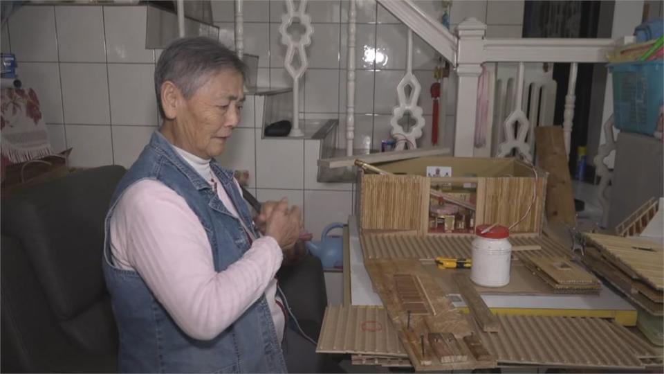 80歲洪國華無師自通　竹筷+厚紙板復刻特色建築