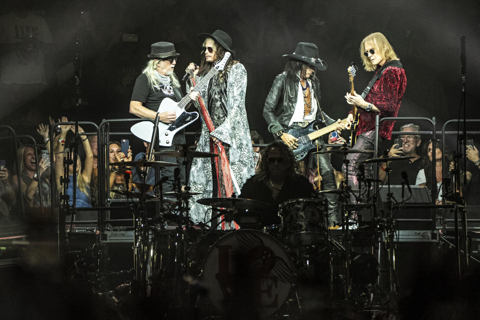 Brad Whitford, de izquierda a derecha, Steven Tyler, John Douglas, Joe Perry, y Tom Hamilton de Aerosmith durante uno de sus conciertos de la gira "Peace Out: The Farewell Tour" el sábado 2 de septiembre de 2023, en Wells Fargo Center en Filadelfia. (Foto Amy Harris/Invision/AP)