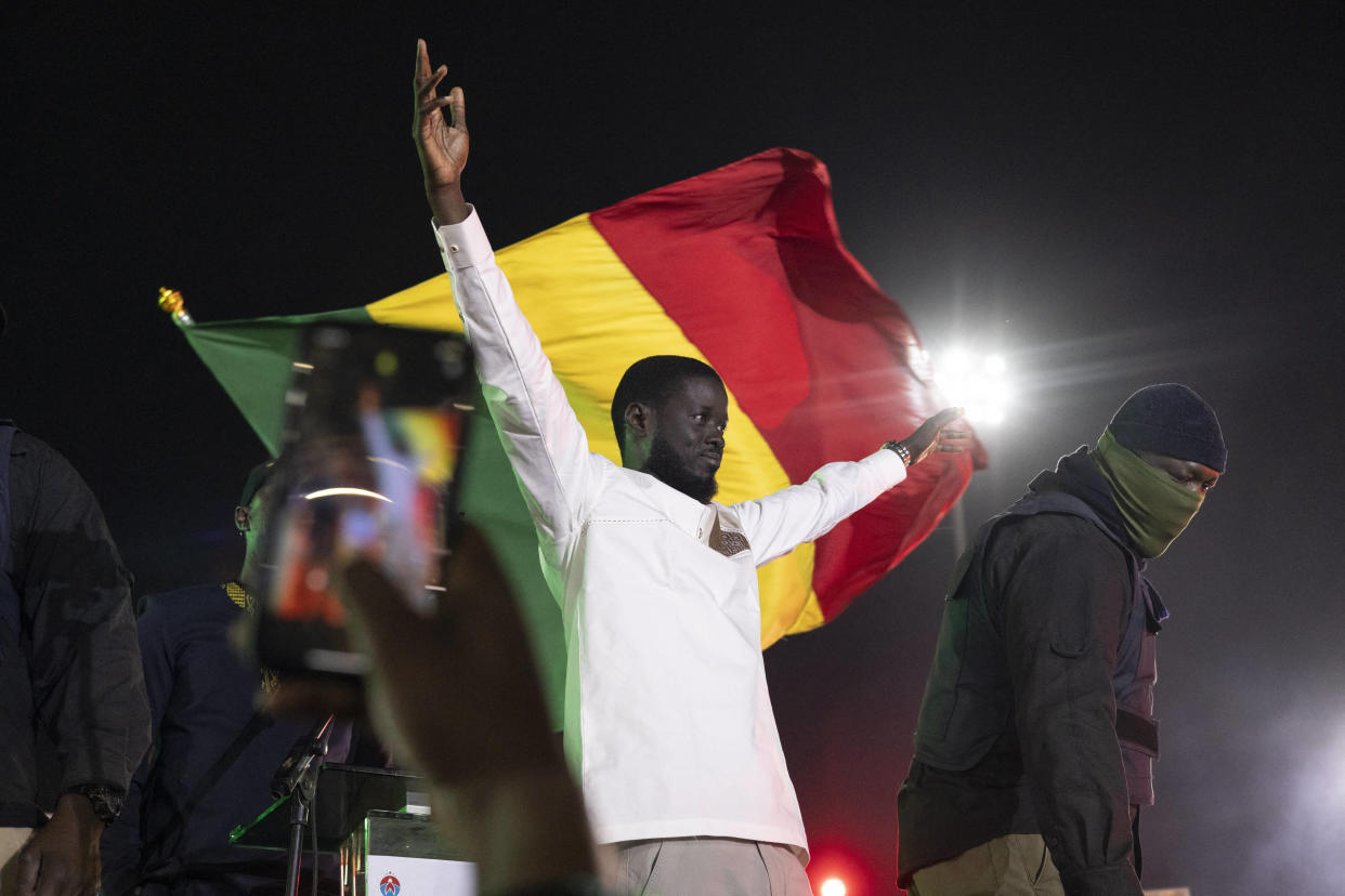 Au Sénégal, ce geste symbolique d’Amadou Ba envers l’antisystème Faye augure une transition démocratique (Photo de Bassirou Diomaye Faye, candidat antisystème et allié de l’opposant Ousmane Sonko, donné vainqueur du premier tour de la présidentielle au Sénégal dimanche 24 mars) 