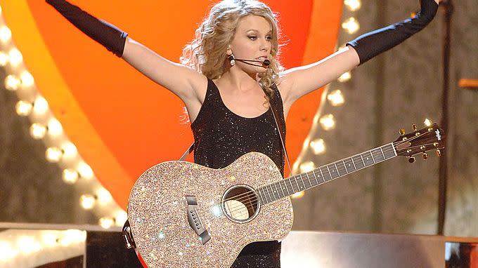 nashville, tn november 07 singersongwriter taylor swift performs on stage at the 41st annual cma awards at the sommet center on november 7, 2007 in nashville tn photo by rick diamondwireimage