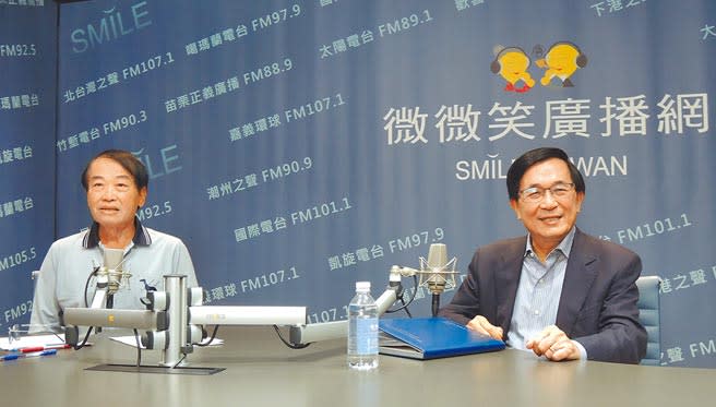 前總統陳水扁（右）首度主持廣播節目「有夢上水」（台語：有夢最美），訪問石川傳媒集團董事長石川（左）。（林瑞益攝）