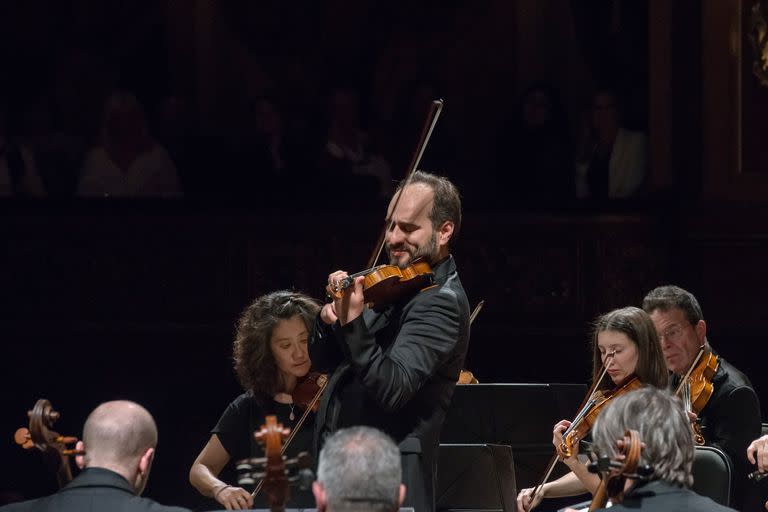 Giovanni Guzzo, en doble rol de concertino y director del ensamble
