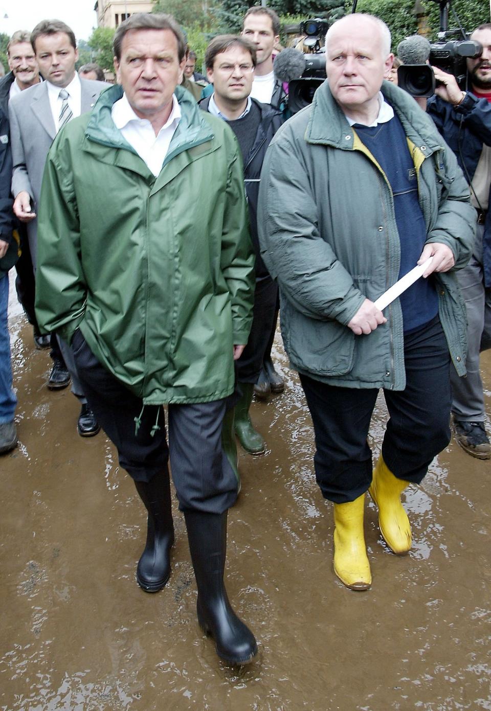 Schröder beim Elbe-Hochwasser 2002