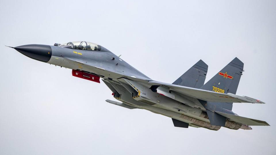 國防部偵獲36架共機、6艘共艦持續在臺海周邊活動。(圖為殲-11機)   圖：翻攝陸網