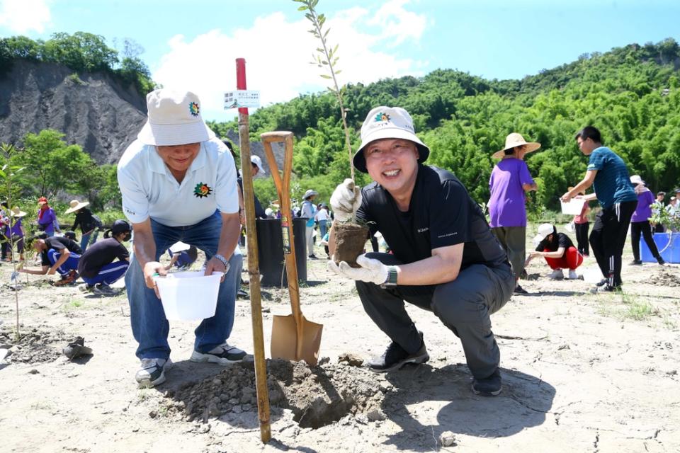 圖說：日月光環境山林，在全臺林地種下顆顆希望的幼苗，日月光投控營運長吳田玉(右)，今帶領幼稚園及國小小朋友、國中學生及日月光員工，在高雄市燕巢區林地，種下小樹苗。（圖片由財團法人日月光環保永續基金會提供）