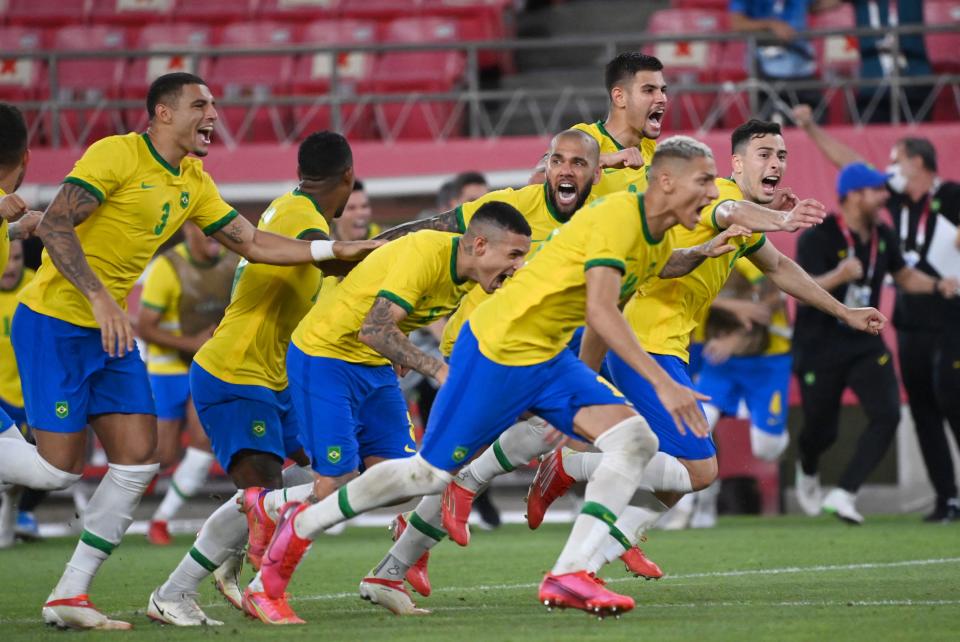 Brazil's players celebrate winning the Tokyo 2020 Olympic Games men's semi-final football match between Mexico and Brazil at Ibaraki Kashima Stadium in Kashima city, Ibaraki prefecture on August 3, 2021. / AFP / MARTIN BERNETTI