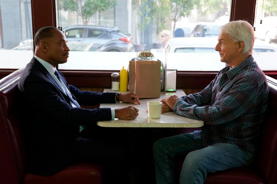 Gibbs chats with NCIS director Vance ahead of his journey to Alaska.