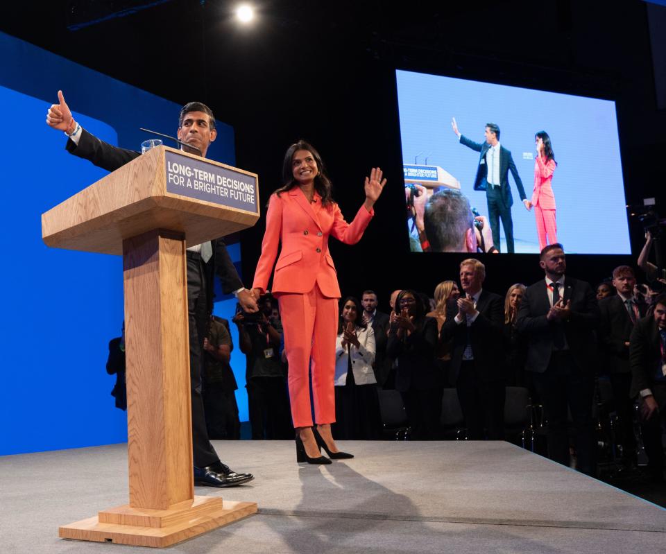 Manchester, UK. 04th Oct, 2023. Thumbs up and waves from Rishi Sunak the UK Prime Minister and his wife Akshata Murthy after final speech of the conservative party conference 2023. Penny Mordaunt and Johnny Mercer had both given speeches earlier. The PM walked from the Midland Hotel to the Manchester Conference centre where he gave the speech introduced by his wife Akshata Murthy. Manchester UK. Credit: GaryRobertsphotography/Alamy Live News Credit: GaryRobertsphotography/Alamy Live News